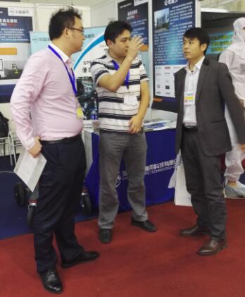 華普通用銷售給客戶講解儀器